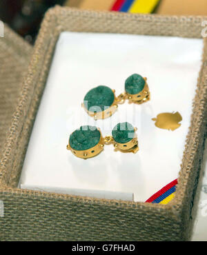 La duchessa della Cornovaglia viene presentata con alcuni orecchini color smeraldo durante un'accoglienza cerimoniale al Palacio de Narino di Bogotà, Colombia, ospitata dal Presidente Santos e dalla signora marcia Santos. Foto Stock