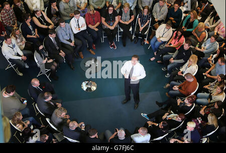 Il primo ministro David Cameron tiene un evento PM Direct con personale presso il Call Center O2 a Preston Brook, Runcorn, Cheshire. Foto Stock
