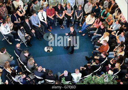 Il primo ministro David Cameron tiene un evento PM Direct con personale presso il Call Center O2 a Preston Brook, Runcorn, Cheshire. Foto Stock