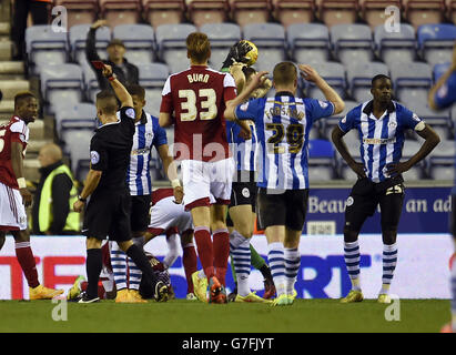 La Leon Barnet di Wigan Athletic (a destra) viene mostrata come una carta rossa dall'arbitro James Adcock durante la partita del campionato Sky Bet allo stadio DW di Wigan. Foto Stock