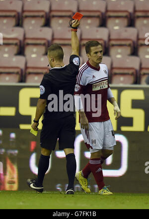 Il Ross McCormack di Fulham (a destra) viene mostrato come una carta rossa dall'arbitro James Adcock durante la partita del campionato Sky Bet al DW Stadium di Wigan. Foto Stock