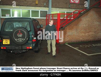 Stuart Pearce, giocatore/manager della New Nottingham Forest, arriva in città Ground come Frank Clark annuncia le sue dimissioni come manager Foto Stock