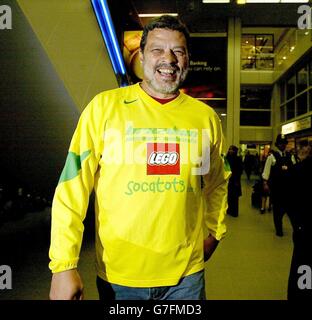 La leggenda del calcio brasiliano Socrate arriva all'aeroporto di Manchester. I tifosi della squadra di calcio non-League Garforth Town si preparano ad accogliere la leggenda della Coppa del mondo brasiliana Socrate al loro piccolo terreno. L'età di 50 anni ha stordito il mondo del calcio il mese scorso quando ha annunciato che era stato tentato dal pensionamento dalla parte della East League delle contee settentrionali per un periodo di un mese. Questo pomeriggio debutta al Wheatley Park Ground del West Yorkshire Club, vicino a Leeds, contro Tadcaster Albion. Foto Stock