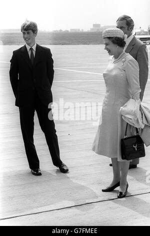La regina Elisabetta II con il suo figlio più giovane, il Principe Edoardo, 17 anni, all'aeroporto di Londra Heathrow, dove si recavano a Balmoral per le loro vacanze annuali. Foto Stock