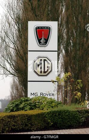 L'insegna fuori dalla fabbrica MG Rover a Longbridge, Birmingham. MG Rover, l'ultimo grande produttore di automobili della Gran Bretagna, è sull'orlo di una fusione con i cinesi, la società ha confermato oggi. Un rapporto ha detto che la Shanghai Automotive Industry Corporation prenderà effettivamente il controllo del business, ottenendo il 70% in cambio di pompaggio in più di 1 miliardo. L’accordo è sospeso sul fatto che il governo cinese dia il via libera al nuovo anno. Il governo è disposto ad offrire un enorme prestito ponte per aiutare IL gigante automobilistico MG Rover a garantire una joint venture con il suo partner cinese proposto. Foto Stock