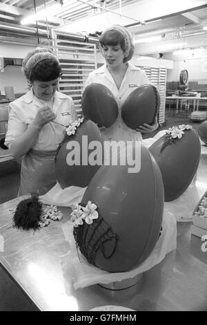 News - Thorntons di Belper - Decorare le uova di Pasqua - Margaret Dennis e Pamela Broughton - Derbyshire Foto Stock