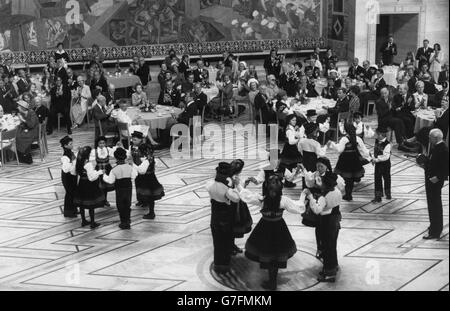 Una mostra di balli popolari norvegesi è stata l'intrattenimento pomeridiano per il pranzo della Regina al Municipio di Oslo il secondo giorno di una visita di Stato in Norvegia. Foto Stock