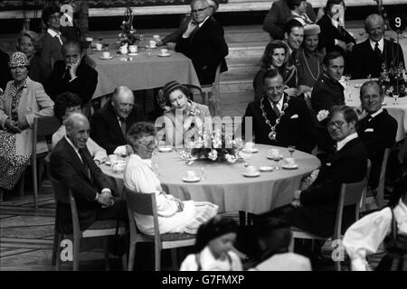 Una mostra di danze popolari norvegesi è stata l'intrattenimento pomeridiano per il pranzo della Regina al Municipio di Oslo il secondo giorno di una visita di Stato in Norvegia. Foto Stock