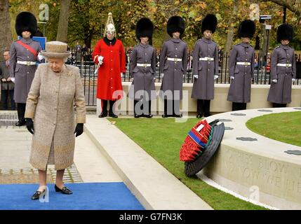 La regina Elisabetta II mette una corona di papaveri al nuovo Flanders Field Memorial fuori dalla Cappella della Guardia a Westminster, nel centro di Londra. Foto Stock