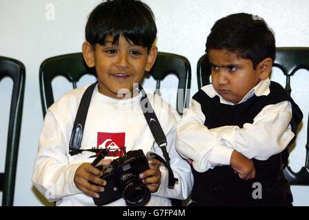 Zain Hashmi (a sinistra) e Murad Sheikh, anch'essi 5 anni, da Londra, in attesa di un trapianto di rene, durante una conferenza stampa al Museo di Storia Naturale di Londra per la settimana annuale di sensibilizzazione del midollo osseo e del sangue. Il malato disperato Zain, i cui genitori hanno vinto il diritto di creare un 'fratello maggiore' per trattarlo, parlava della sua sofferenza mentre attende un donatore di midollo osseo. Foto Stock