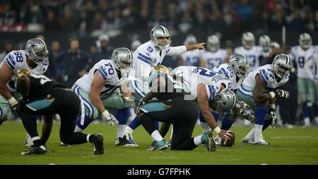 Dallas Cowboys' Quarterback Tony Romo chiama a giocare la partita internazionale NFL allo stadio di Wembley, Londra. Data immagine: Domenica 9 novembre 2014. Vedi PA storia GRIDIRON NFL. Il credito fotografico dovrebbe essere: Andrew Matthews/PA Wire. Foto Stock