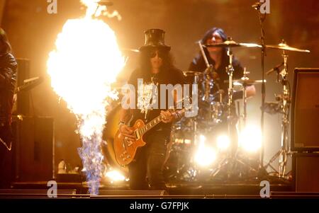 Slash si esibisce durante i MTV Europe Music Awards 2014 all'SSE Hydro di Glasgow, Scozia. Foto Stock