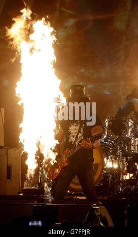 Slash si esibisce durante i MTV Europe Music Awards 2014 all'SSE Hydro di Glasgow, Scozia. Foto Stock