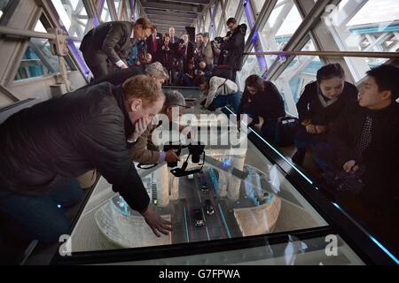 Il vetro piano svelato al Tower Bridge Foto Stock