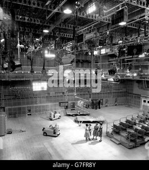 All'interno degli studi del British Broadcasting Corporation's 12 Million Television Center, a Wood Lane, vicino alla White City, Londra. Considerata la più grande sede televisiva in Europa, sarà aperta ufficialmente il 29 giugno. Foto Stock