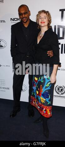 L'attore Colin Salmon e sua moglie Fiona Hawthorne arrivano per il settimo annuale British Independent Film Awards, all'Hammersmith Palais nella parte ovest di Londra. Foto Stock