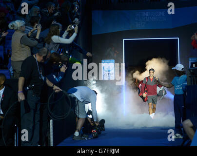 Tennis - Barclays ATP World Tour Finals - Day Three - O2 Arena. Roger Federer, in Svizzera, si reca in tribunale durante le finali del Barclays ATP World Tour alla O2 Arena di Londra. Foto Stock