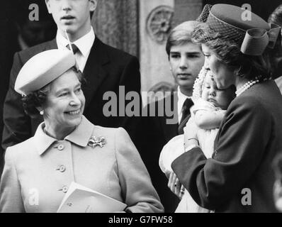 La regina Elisabetta II ammira il suo ultimo figlio, la principessa Theodora, dopo il suo battesimo alla Cattedrale greca di Bayswater, Londra. Tenendo il bambino è sua madre, l'ex regina Anne-Marie degli Hellenes. Foto Stock