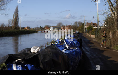 Le difese contro le inondazioni rimangono nel villaggio di Burrowbridge nel Somerset, poiché i timori di inondazioni hanno colpito alcune parti della Gran Bretagna dopo una serie di avvertenze meteorologiche per vento e pioggia. Foto Stock