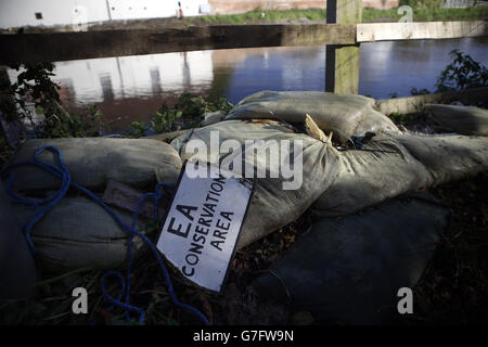 Le difese contro le inondazioni rimangono nel villaggio di Burrowbridge nel Somerset, poiché i timori di inondazioni hanno colpito alcune parti della Gran Bretagna dopo una serie di avvertenze meteorologiche per vento e pioggia. Foto Stock