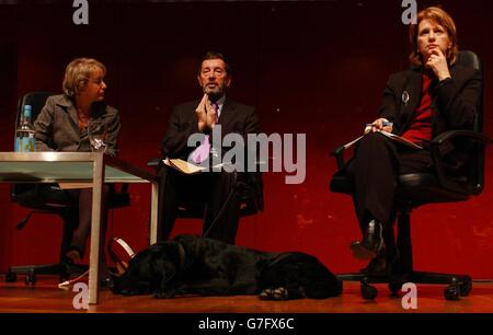 David Blunkett, segretario di casa, al lancio di una nuova iniziativa per incoraggiare un maggior numero di persone a partecipare alle loro comunità a livello locale e nazionale in occasione di una conferenza degli uffici interni nel centro di Londra. Con il Segretario di Stato sono il Ministro degli interni Rosie Winterton (L) e il MP di Beverly Hughes. Secondo i piani, le aree degli occhi scelte dalla popolazione locale saranno ripulite dai trasgressori sulle punizioni comunitarie la prossima primavera. Foto Stock