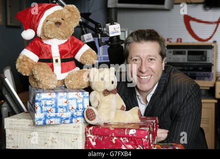 Patrono dell'associazione benefica, DJ Neil Fox presso gli studi Capital FM nel centro di Londra, con alcuni dei giocattoli che verranno distribuiti a 50,000 bambini capitali svantaggiati, in aiuto dell'associazione benefica Capital FM "Help A London Child (HALD)". I volontari di DisneyHand prepareranno e distribuiranno oltre 500,000 alimenti e giocattoli. Foto Stock