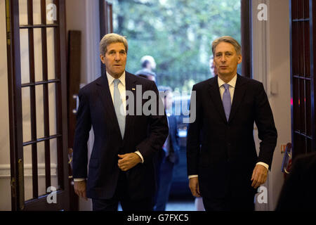 Il Segretario DI Stato AMERICANO John Kerry (a sinistra) arriva per una prima colazione con il Segretario degli Esteri Philip Hammond (a destra) al 1 Carlton Gardens di Londra. Foto Stock