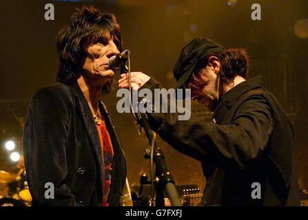 Tim Burgess (a destra), cantante dei Charlatani, si esibisce dal vivo sul palco con Ronnie Wood from the Rolling Stones, presso lo Shepherds Bush Empire a Londra ovest durante la serie di concerti Hero 2 Hero, con i proventi che vanno alla terapia musicale benefica Nordoff Robbins. Foto Stock