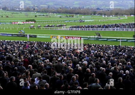 Corse di cavalli - gli Open - giorno due - Ippodromo di Cheltenham. Vista generale dei Racegoers negli stand. Foto Stock