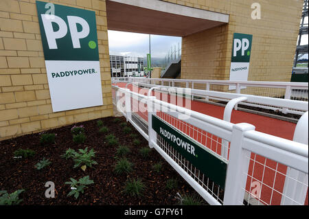 Corse di cavalli - gli Open - giorno due - Ippodromo di Cheltenham. Vista generale del marchio e della segnaletica di Paddy Power a Cheltenham Foto Stock