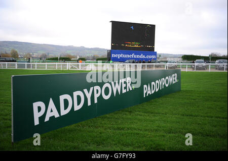 Corse ippiche - l'Open - giorno due - Ippodromo di Cheltenham. Una visione generale del marchio e della segnaletica di Paddy Power Foto Stock