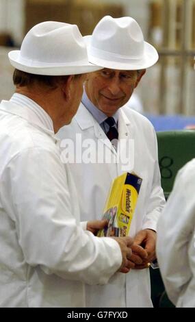 HRH il Principe del Galles durante una visita a Weetabix Ltd per presentare il Queen's Award for Enterprise, Weetabix Mills, Burton Latimer, Kettering. Egli visiterà la fabbrica e guarderà come i biscotti di marchio della società sono prodotti prima di presentare il premio a Sir Richard George, il presidente non esecutivo di Weetabix, che ha supervisionato la vendita delle azioni della sua famiglia ad un consorzio americano l'anno scorso. Foto Stock