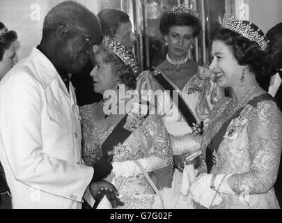 La regina Elisabetta II parla con il presidente dello Zambia Kenneth Kuanda durante un banchetto di Stato al Claridge's di Londra, sullo sfondo la regina madre e la principessa Alexandra. Foto Stock