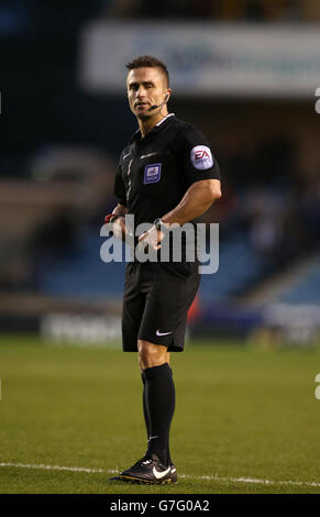 Calcio - Sky Bet Championship - Millwall / Brentford - The Den. James Adcock, arbitro partita Foto Stock