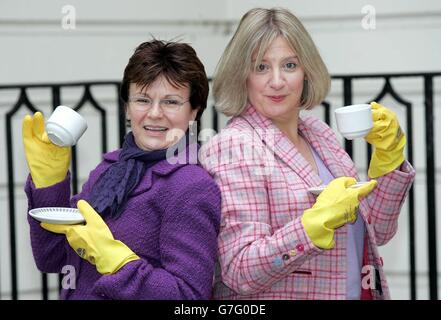 Victoria Wood (a sinistra) e Julie Walters posano per i fotografi durante una fotocellula fuori dal Theatre Royal, Haymarket a Londra. La coppia sta discutendo i piani per il loro prossimo musical basato sul premiato sitcom della BBC di Victoria 'Acorn Antiques'. La produzione dovrebbe entrare nella West End il prossimo anno. Foto Stock