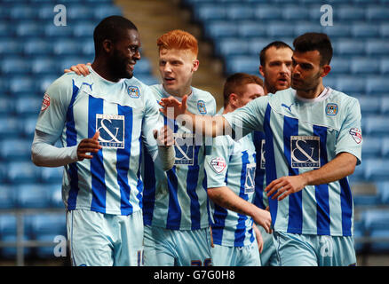 Calcio - Johnstone's Paint Trophy - Area Quarter Final - Coventry City / Plymouth Argyle - Ricoh Arena. Frank Nuble (a sinistra) di Coventry City celebra il secondo gol Foto Stock