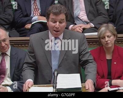 Il cancelliere ombra Oliver Letwin risponde alla relazione pre-budget di Gordon Brown alla Camera dei Comuni di Londra. Brown avrebbe dovuto respingere le richieste di un buco nero nelle finanze del Tesoro, insistendo sul fatto che sta rispettando tutte le sue regole fiscali. Gli esperti indipendenti hanno avvertito che Brown dovrà imporre aumenti fiscali o tagliare la spesa per i servizi pubblici dopo le prossime elezioni generali per colmare un deficit stimato di 10 miliardi di euro, ma la relazione del Cancelliere dovrebbe essere ottimista. Foto Stock