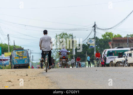 Uomo nepalese in bici Tulsipur, Dang District, Nepal Foto Stock