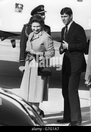 La Regina Elisabetta II e il Principe Andrew arrivano all'aeroporto di Heathrow da Balmoral. Foto Stock