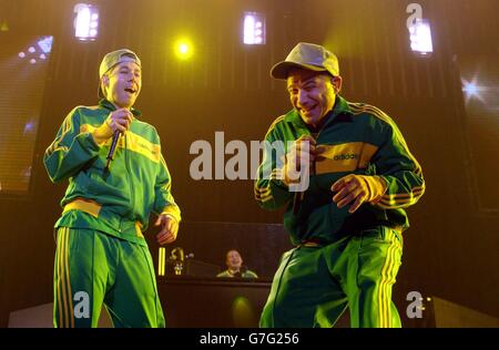 Gli artisti rap The Beastie Boys si esibiscono dal vivo sul palco della Wembley Arena, nel nord di Londra, per promuovere il loro ultimo album "To the 5 Boroughs". Foto Stock