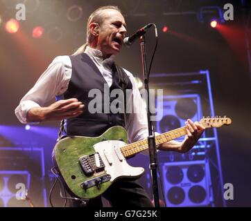 Il chitarrista Francis Rossi del gruppo rock Status Quo sul palco, durante il loro concerto alla Wembley Arena di Londra. Foto Stock