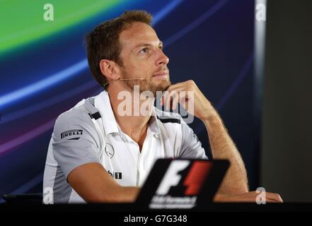 McLaren's Jenson Button durante la conferenza stampa dei piloti della FIA al circuito di Yas Marina, Abu Dhabi. Foto Stock