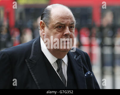 Sir Nicholas Soames partecipa al Servizio del Ringraziamento per la vita e lavora per sua madre, Lady Soames, presso Westminster Abbey, Londra. Foto Stock