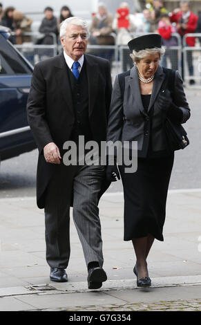 Sir John Major e sua moglie Lady norma Major partecipano al Servizio del Ringraziamento per la vita e il lavoro di Lady Soames all'Abbazia di Westminster, Londra. Foto Stock