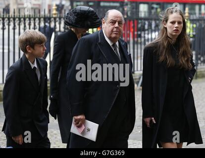 Sir Nicholas Soames arriva con la famiglia mentre frequenta un Servizio di Ringraziamento per la vita e lavora per la madre successiva, Lady Soames, all'Abbazia di Westminster, Londra. Foto Stock