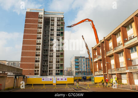 La demolizione inizia sull'ultimo blocco torre rimanente nella Mardyke Estate, originariamente costruita per ospitare i lavoratori impiegati nella vecchia fabbrica della Ford Motor a Dagenham, a est di Londra. Foto Stock