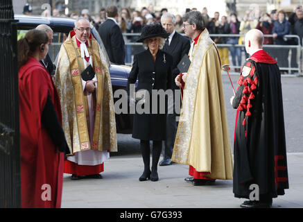 La duchessa di Cornovaglia arriva a assistere al Servizio del Ringraziamento per la vita e l'opera di Lady Soames all'Abbazia di Westminster, Londra. Foto Stock