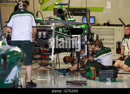 Motor Racing - Campionato del mondo di Formula uno - Gran Premio di Abu Dhabi 2014 - attività Paddock - Yas Marina Circuit. I meccanici di Caterham preparano la loro auto per questo fine settimana al Gran Premio di Abu Dhabi al circuito Yas Marina di Abu Dhabi. Foto Stock