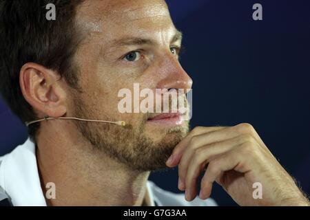 McLaren's Jenson Button durante la conferenza stampa dei piloti della FIA al circuito di Yas Marina, Abu Dhabi. Foto Stock