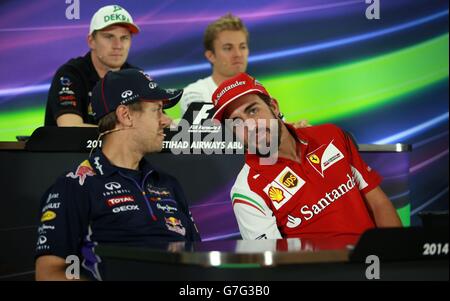 Fernando Alonso (a destra) e Sebastian Vettel (a sinistra) della Red Bull durante la conferenza stampa dei piloti della FIA al circuito di Yas Marina, Abu Dhabi. Foto Stock